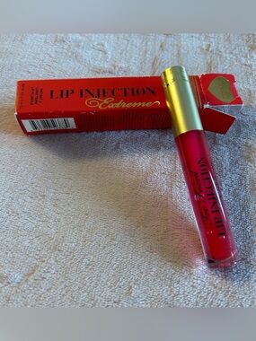Too Faced Lip Injection Extreme plumping lip gloss in shade pink punch NIB